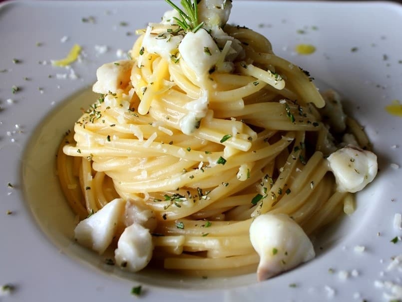 Spaghetti con spigola di Orbetello, rosmarino e pecorino